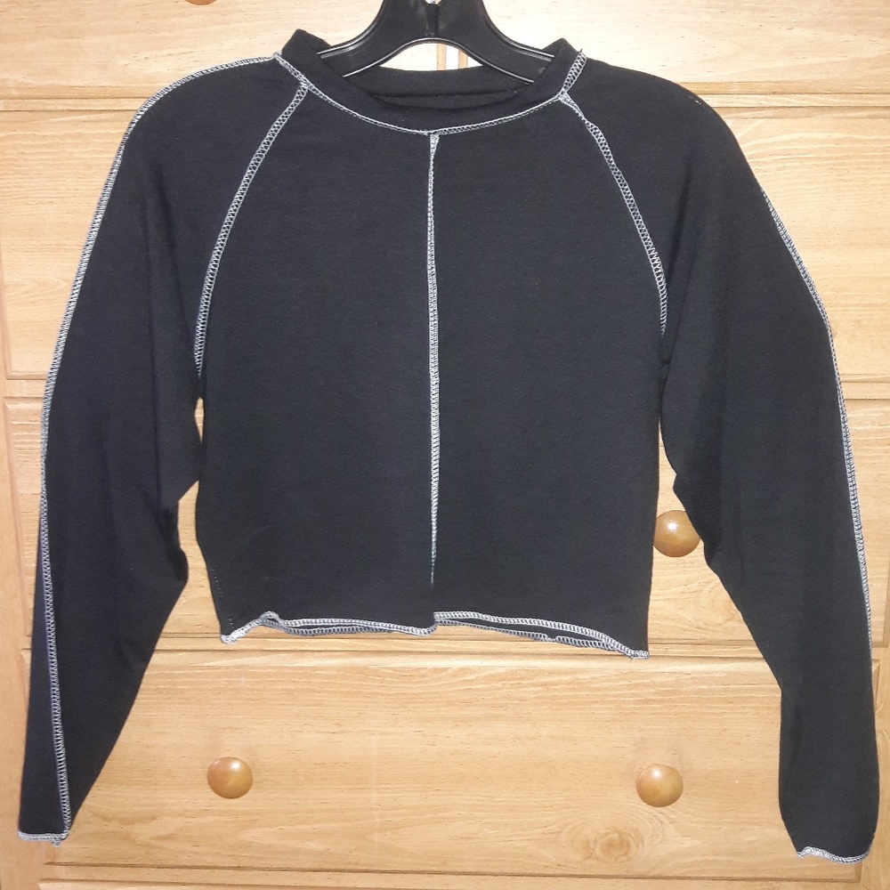 ☆ LONG SLEEVE CROP TOP WITH CONTRAST STITCH